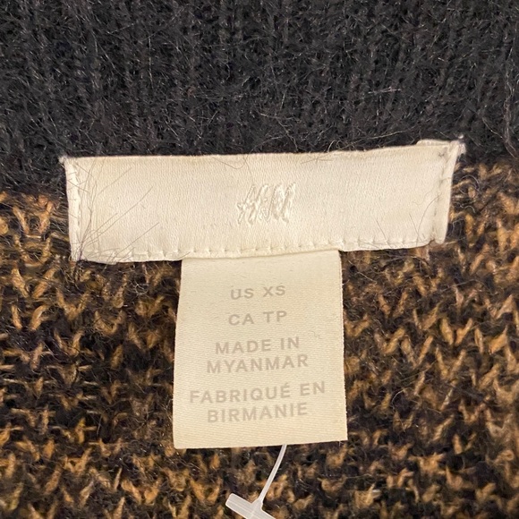 Stylish Black and Tan Women's Sweater - Picture 2 of 4